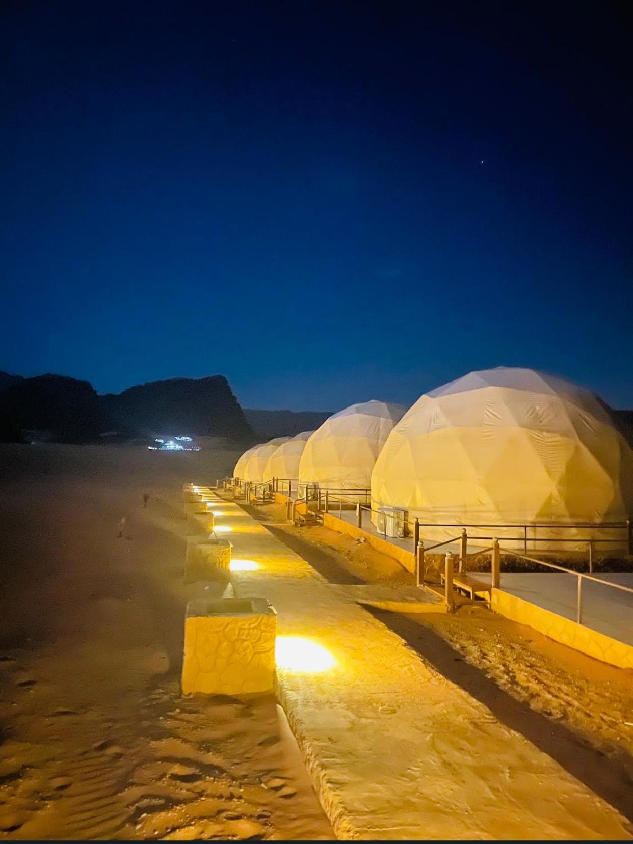 Wadi Rum Eagle Luxury Camp Экстерьер фото